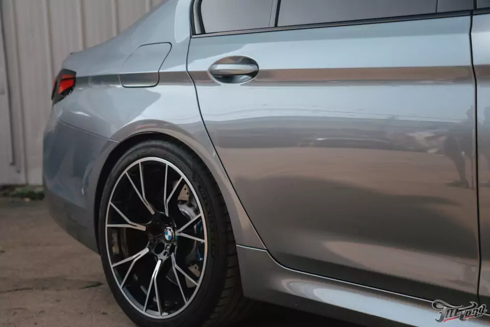 Кузовной ремонт для BMW M5 Competition: окрасили дверь с подбором цвета